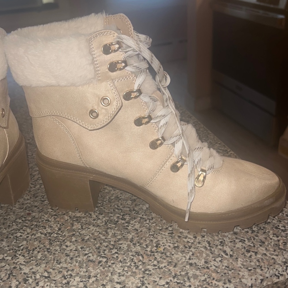 Brand new boots lace in the front